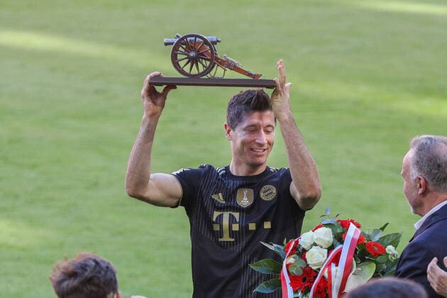 FC Bayern Muenchen vs FC Augsburg, 1 Bundesliga, 34 Spieltag, 22 05 2021 Robert Lewandowski 9 FC Bayern Muenchen lifts the Torjaegerkano in his hands and has broken the Mueller record, FC Bayern Muenchen vs FC Augsburg, 1 Bundesliga, 34 Spieltag, 22 05 2021, Foto Christian Kolbert kolbert press Pool Editorial Use ONLY DFL regulations prohibit any use of photographs as image sequences and or quasi video National and International News Agencies OUT Muenchen Allianz Arena Bayern Deutschland Poolfoto Christian Kolbert kolbert-press Pool ,EDITORIAL USE ONLY