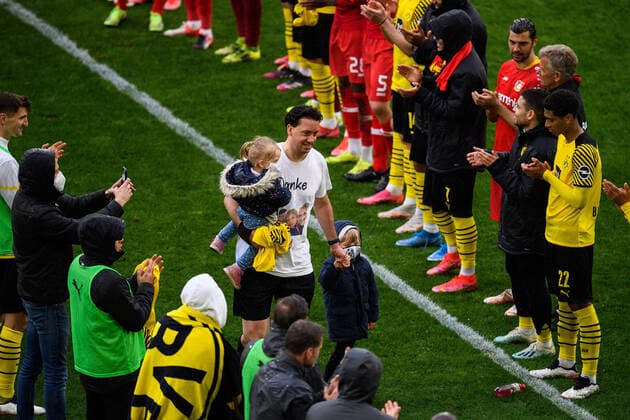 GES Football Borussia Dortmund Bayer 04 Leverkusen, 22 05 2021 Referee Manuel Graefe is seen off with his family after his last Bundesliga match GES Football 1 Bundesliga Borussia Dortmund Bayer 04 Leverkusen, 22 05 2021 Football Soccer 1st german league Dortmund vs Leverkusen, Dortmund, May 22, 2021 DFL regulations prohibit any use of photographs as image sequences and or quasi video Dortmund NW Germany Poolfoto GES Edith Geuppert pool via Joerg Niebergall EIBNER-PRESSEFOTO ,EDITORIAL USE ONLY