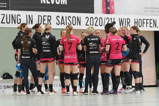 Time Out TusSies TusSies Metzingen vs SV Union Halle Neustadt Handball, HBF, 30 Ligaspiel, Saison 2020 2021 , 22 05 2021 TusSies Metzingen vs SV Union Halle Neustadt Handball, HBF , 30 Ligaspiel , 22 05 2021 Metzingen Copyright: xEibner-Pressefotox EP_TBR