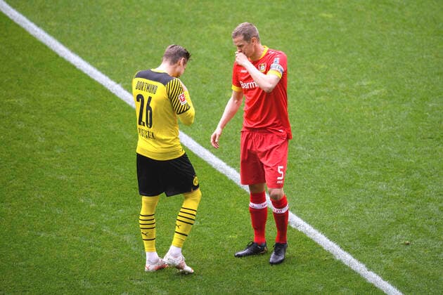 Football 1 Bundesliga Borussia Dortmund Bayer 04 Leverkusen 3 1 Lukasz PISZCZEK DO with Sven BENDER LEV in conversation, farewell, last game Football 1 Bundesliga, 34 Spieltag, Borussia Dortmund DO Bayer 04 Leverkusen LEV 3 1, am 22 05 2021 in Dortmund Germany Foto Edith Geuppert GES Pool via Fotoagentur Sven Simon DFL regulations prohibit any use of photographs as image sequences and or quasi video Editorial Use ONLY National and International News Agencies OUT Sven Simon Fotoagentur hangenfoto Martin Hangen Dortmund Signal Iduna Park NRW Germany Poolfoto SVEN SIMON GES Edith Geuppert pool ,EDITORIAL USE ONLY