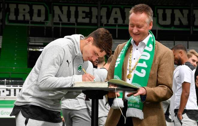 24 05 2021 Football Season 2020 2021 2 Football Bundesliga SpVgg Greuther Fürth Cloverleaf Promotion Promotion to the first Bundesliga Entry in the Golden Book of the City of Fürth Elias Kratzer 29, SpVgg Greuther Fürth enters his name in the Golden Book Dr Thomas Jung Lord Mayor of the City of Fürth Chairman of the Economic Advisory Board SpVgg Greuther Fürth