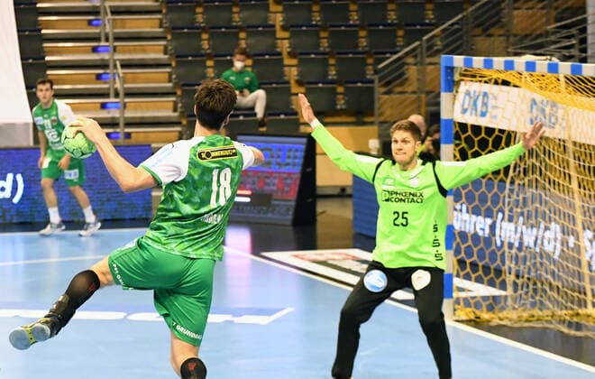 Handball, men, season 2020 2021, 1 Bundesliga 31 matchday , Füchse Berlin TBV Lemgo, v l Hans Lindberg Füchse Berlin , goalkeeper Peter Johannesson TBV Lemgo , 27 05 2021, Copyright: xSebastianxRäppoldx xMatthiasxKox