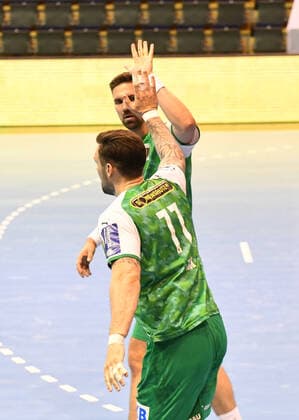 Handball, men, season 2020 2021, 1 Bundesliga 31 matchday , Füchse Berlin TBV Lemgo, v l Fabian Wiede Füchse Berlin , Johan Koch Füchse Berlin , 27 05 2021, Copyright: xSebastianxRäppoldx xMatthiasxKox