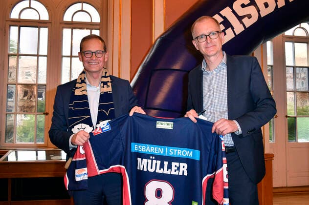 Michael Müller and Georg Friedrichs during the speech and signing of the individual players, coaches and attendants of the Eisbären Berlin in the guest book of Berlin on the occasion of the 8 German championship title in the Rotes Rathaus Berlin, 28 05 2021 Foto:xF.xKernx xFuturexImage