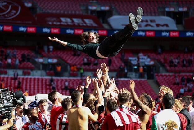 Bilder des Jahres 2021, Sport 05 Mai Sport Themen der Woche KW21 Sport Bilder des Tages Mandatory Credit: Photo by James Marsh BPI Shutterstock (11976058et) Thomas Frank manager of Brentford is thrown in the air by his players in celebration Brentford v Swansea City, EFL Sky Bet Championship, Playoffs, Final, Football, Wembley Stadium, London, UK - 29 May 2021 EDITORIAL USE ONLY No use with unauthorised audio, video, data, fixture lists, club league logos or live services. Online in-match use limited to 120 images, no video emulation. No use in betting, games or single club league player publications. Brentford v Swansea City, EFL Sky Bet Championship, Playoffs, Final, Football, Wembley Stadium, London, UK - 29 May 2021 EDITORIAL USE ONLY No use with unauthorised audio, video, data, fixture lists, club league logos or live services. Online in-match use limited to 120 images, no video emulation. No use in betting, games or single club league player publications. Copyright: xJamesxMarsh BPI Shutterstockx 11976058et