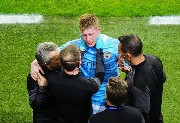 Bilder des Jahres 2021, Sport 05 Mai Sport Themen der Woche KW21 Sport Bilder des Tages Mandatory Credit: Photo by Dave Shopland BPI Shutterstock (11978023fd) Kevin De Bruyne of Manchester City is visibly upset as he goes off with a head injury Manchester City v Chelsea, UEFA Champions League, Final, Football, Estadio do Dragao, Porto, Portugal - 29 May 2021 EDITORIAL USE ONLY No use with unauthorised audio, video, data, fixture lists, club league logos or live services. Online in-match use limited to 120 images, no video emulation. No use in betting, games or single club league player publications. Manchester City v Chelsea, UEFA Champions League, Final, Football, Estadio do Dragao, Porto, Portugal - 29 May 2021 EDITORIAL USE ONLY No use with unauthorised audio, video, data, fixture lists, club league logos or live services. Online in-match use limited to 120 images, no video emulation. No use in betting, games or single club league player publications. Copyright: xDavexShopland BPI Shutterstockx 11978023fd