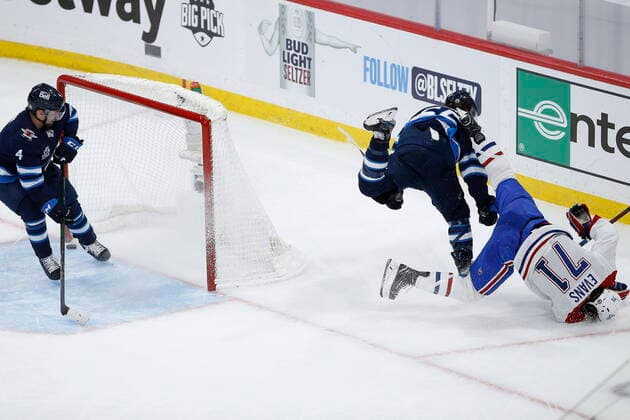 Bilder des Jahres 2021, Sport 06 Juni Sport Themen der Woche KW22 Sport Bilder des Tages June 2, 2021, Winnipeg, mb, Canada: Winnipeg Jets Mark Scheifele (55) hits Montreal Canadiens Jake Evans (71) after he scored an empty net goal during third period NHL, Eishockey Herren, USA Stanley Cup hockey action in Winnipeg, Wednesday, June 2, 2021. Winnipeg Jets vs Montreal Canadiens - ZUMAc35_ 20210602_zaf_c35_094 Copyright: xJohnxWoodsx