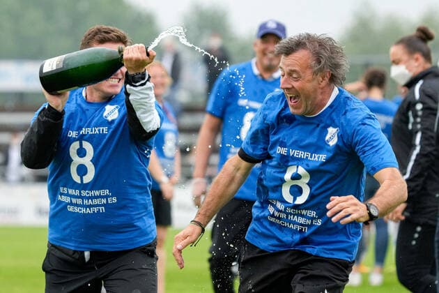Alexander Fischinger coach, head coach, SC Sand flees the champagne shower, cheers after the final whistle, victory, winner, winners, cheers, cheer, joy, optimistic, highlight, action, action, celebrate staying in the class, non-relegation, 06 06 2021, Willstätt Sand Germany , Football, Flyeralarm Frauen Bundesliga, SC Sand Bayer 04 Leverkusen, DFB DFL REGULATES PROHIBIT ANY USE OF PHOTOGRAPHS AS IMAGE SEQUENCES AND OR QUASI VIDEO xozx