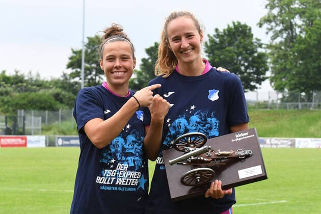 V l n r Nicole Billa with Fabienne Dongus both TSG 1899 Hoffenheim Women and Torjaegerkanone 06 06 2021, Football, Women Football Bundesliga, MSV Duisburg Women vs TSG 1899 Hoffenheim Women DFL REGULATES PROHIBIT ANY USE OF PHOTOGRAPHS AS IMAGE SEQUENCES AND OR QUASI VIDEO 06 06 2021, Football, Women Football Bundesliga, MSV Duisburg Women vs TSG 1899 Hoffenheim Women Duisburg Copyright: xEibner-Pressefotox