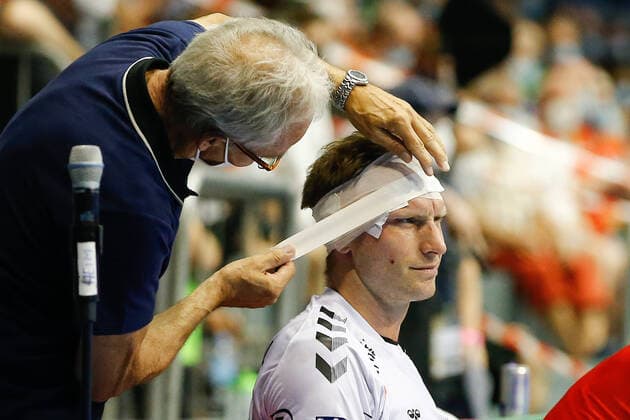 08 06 2021, xgox, handball Liqui Moly HBL, SC Magdeburg THW Kiel, v l Steffen Weinhold Kiel, 13 injured on the head, injury, wound, laceration, blood Magdeburg