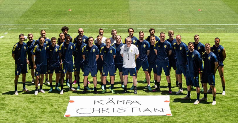 210613 In this handout photo from the Swedish Football Association players and coaching staff of the Swedish national football team pose with a banner saying Kämpa Christian Get well Christian in a gesture towards Christian Eriksen of Denmark at a training session during the UEFA Euro 2020 Football Championship on June 13, 2021 in Sevilla Photo Andreas Hard SvFF Handout BILDBYRAN JM0135 bbeng fotboll football soccer fotball fotbolls em europamästerskap em uefa euro uefa european football championship euro 2020 träning practice training sverige sweden sverige a Christian Eriksen Danmark,  Copyright: ANDREASxHARD BB210613BB793