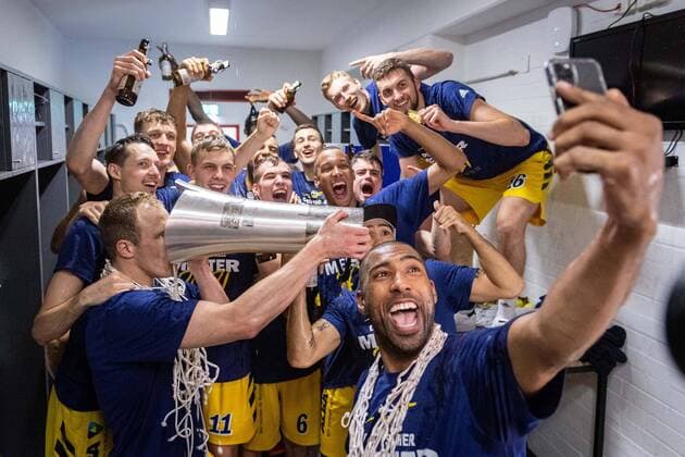 Basketball MÂ¸nchen 13 06 2021 1 Bundesliga easyCredit BBL season 2020 2021 playoffs final game 4 FC Bayern MÂ¸nchen Alba Berlin Alba Berlin is German champion 2021 cheering in the dressing room Jayson Granger Alba Berlin, No 33 selfie.