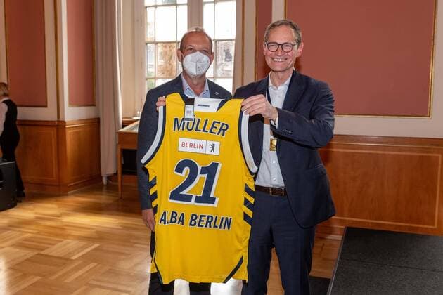 Basketball Berlin 15 06 2021 The German Champion 2021, Alba Berlin, guest of the Governing Mayor of Berlin, Michael Müller in Rotes Rathaus Reception of the team Marco Baldi presents Michael Müller jersey and medal