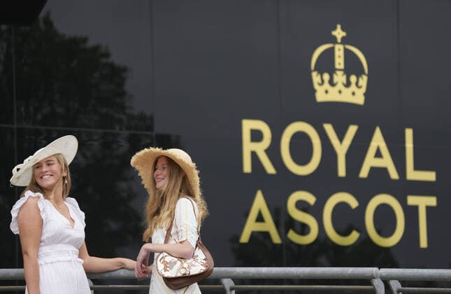 Bilder des Jahres 2021, Sport 06 Juni Sport Themen der Woche KW24 Mandatory Credit: Photo by Jed Leicester BPI Shutterstock (12115518o) Race goers on Day 5 of Royal Ascot Royal Ascot, Day Five, Horse Racing, Ascot, Berkshire, UK - 19 June 2021 Royal Ascot, Day Five, Horse Racing, Ascot, Berkshire, UK - 19 June 2021 Copyright: xJedxLeicester BPI Shutterstockx 12115518o