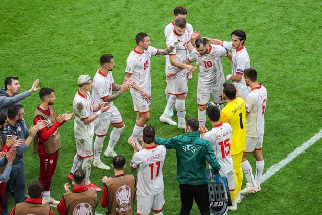 AMSTERDAM North Macedonia players form a hedge of honor for Goran Pandev s last game in his career during the UEFA EURO 2020 Group C match between the Netherlands and North Macedonia at the Johan Cruijff ArenA on June 21, 2021 in Amsterdam, Netherlands ANP PIETER STAM DE YOUNG EURO 2020 Group C 2020 2021 xVIxANPxSportx xxANPxIVx 432859941
