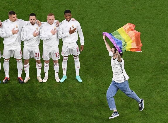 23 06 2021, xjhx, European Football Championship 2020 Group F, Germany Hungary emspor, v l streakers on the pitch rainbow flags action rainbow LGBTQI flags fans spectators Willi Orban Hungary Endre Botka Hungary Laszlo Kleinheisler Hungary Hungary Loic Nego Hungary Hungary Muenchen