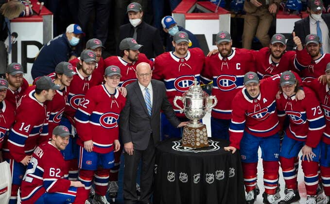 Bilder des Jahres 2021, Sport 06 Juni Sport Themen der Woche KW25 Sport Bilder des Tages June 24, 2021, Montreal, PQ, Canada: Montreal Canadiens pose with the Clarence Campbell trophy after defeating the Vegas Golden Knights to advance to the Stanley Cup finals following overtime NHL, Eishockey Herren, USA Stanley Cup playoff hockey semifinal action Thursday, June 24, 2021 in Montreal. Canada News - June 24, 2021 - ZUMAc35_ 20210624_zaf_c35_097 Copyright: xRyanxRemiorzx