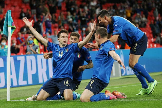 Bilder des Jahres 2021, Sport 06 Juni Sport Themen der Woche KW25 SOCCER - UEFA EURO, EM, Europameisterschaft,Fussball 2020, ITA vs AUT LONDON,ENGLAND,26.JUN.21 - SOCCER - UEFA European Championship, EM, Europameisterschaft round of 16, OEFB international match, Länderspiel, Nationalmannschaft Italy vs Austria. Image shows the rejoicing of ITA with Federico Chiesa (ITA). GEPAxpictures xMichaelxZemanek