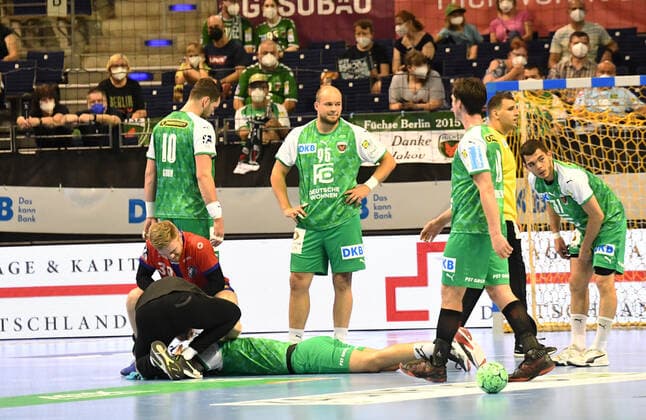 Handball, men, 2020 2021 season, 1 Bundesliga 38 matchday , Füchse Berlin Bergischer HC, Fabian Wiede Füchse Berlin will be treated, 27 06 2021, Copyright: xSebastianxRäppold MatthiasxKochx
