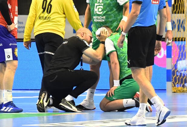 Handball, men, 2020 2021 season, 1 Bundesliga 38 matchday , Füchse Berlin Bergischer HC, Fabian Wiede Füchse Berlin will be treated, 27 06 2021, Copyright: xSebastianxRäppold MatthiasxKochx