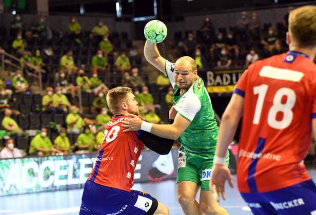Handball, men, season 2020 2021, 1 Bundesliga 38 matchday , Füchse Berlin Bergischer HC, f l Tom Kare Nikolaisen Bergischer HC , Paul Drux Füchse Berlin , Julian Thomas Bergischer HC , 27 06 2021, Copyright: xSebastianxRäppold MatthiasxKochx