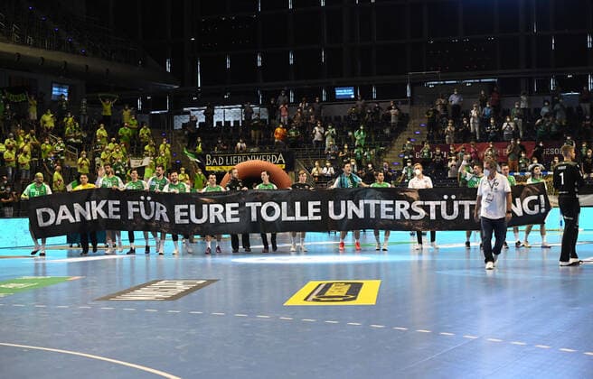 Handball, men, season 2020 2021, 1 Bundesliga 38 matchday , Füchse Berlin Bergischer HC, the players of the Füchse thank the fans after the end of the game, Thank you for your great support, 27 06 2021, Copyright: xSebastianxRäppold MatthiasxKochx