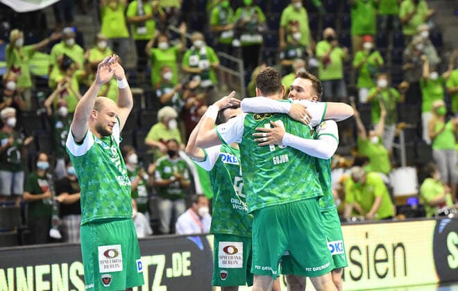 Handball, men, season 2020 2021, 1 Bundesliga 38 matchday , Füchse Berlin Bergischer HC, f l Paul Drux Füchse Berlin , Milos Vujovic Füchse Berlin , Jakov Gojun Füchse Berlin , Lasse Bredekjaer Andersson Füchse Berlin , cheering after final whistle, 27 06 2021, Copyright: xSebastianxRäppold MatthiasxKochx