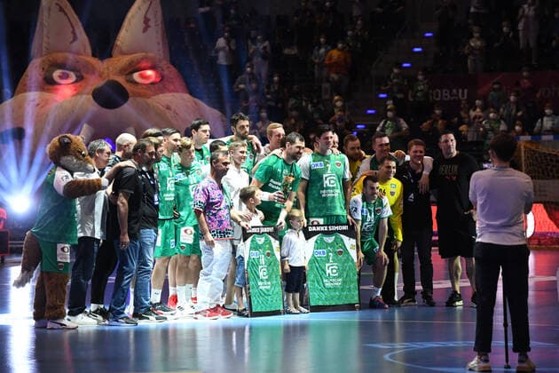 Handball, men, season 2020 2021, 1 Bundesliga 38 matchday , Füchse Berlin Bergischer HC, Jakov Gojun Füchse Berlin and Simon Ernst Füchse Berlin were seen off after the game, 27 06 2021, Copyright: xSebastianxRäppold MatthiasxKochx