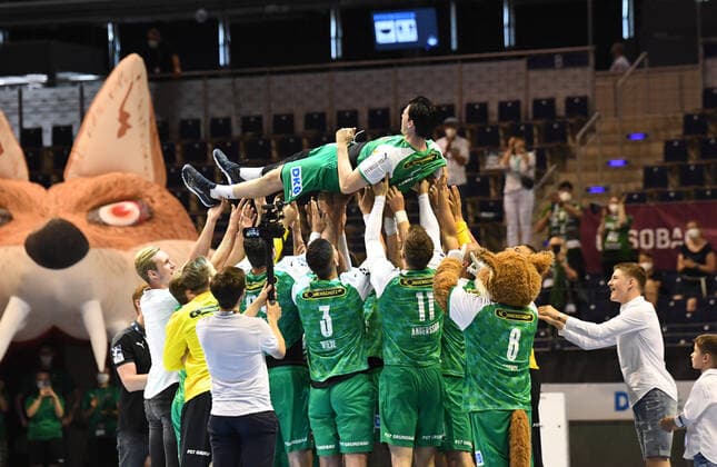 Handball, men, 2020 2021 season, 1 Bundesliga 38 matchday , Füchse Berlin Bergischer HC, Simon Ernst Füchse Berlin is celebrated by his teammates after the final whistle, he leaves the club, 27 06 2021, Copyright: xSebastianxRäppold MatthiasxKochx