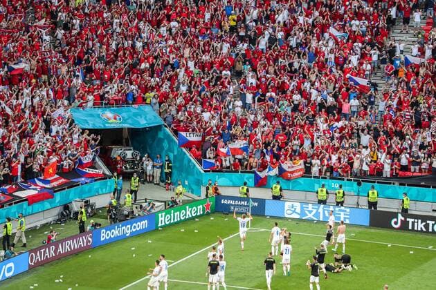 BUDAPEST Czech Republic players celebrate victory with fans during the UEFA EURO 2020 match between the Netherlands and the Czech Republic at Puskas Arena on June 27, 2021 in Budapest, Hungary ANP PIETER STAM DE YOUNG EURO 2020 round of 16 2020 2021 xVIxANPxSportx xxANPxIVx 433111749