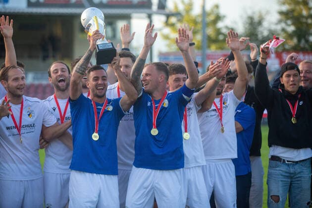 Meuselwitz , 300621 , Football Thüringengenpokalfinale , Bluechiparena FC Carl Zeiss Jena against FC An der Fahrer Höhe In the picture The Jena team celebrates with the cup