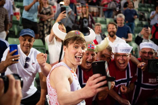 210701 Karsten Warholm of Norway celebrates with fans after winning in the men s 400 meter hurdles on a new world record during Bislett Games on July 1, 2021 in Oslo Photo Vegard Wivestad Grott BILDBYRAN kod VG VG0135 bbeng friidrett friidrott athletics diamond league bislett games 2021 bislett games norway norway Cheers hurdles hurdles Audience Fans Supporter,  Copyright: VEGARDxWIVESTADxGRoTT BB210701VG095