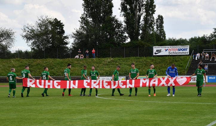 03 07 2021, xjhx, Football 1 Bundesliga, FSV Mainz 05 TSG Planig emspor, v l run-in of teams in memory of deceased teammate Maxx Bad Kreuznach.