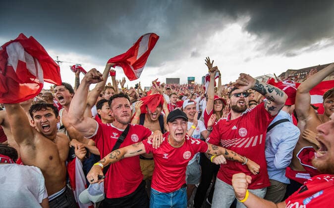 210703 Fans of Denmark celebrate in Copenhagen after the UEFA Euro 2020 Football Championship Quarter Final match between Czech Republic and Denmark on July 3, 2021 in Copenhagen Photo Petter Arvidson BILDBYRAN kod PA PA0233 fotboll football soccer fotball fans bbeng Publik danmark denmark köpenhamn copenhagen jubel,  Copyright: PETTERxARVIDSON BB210703PA047