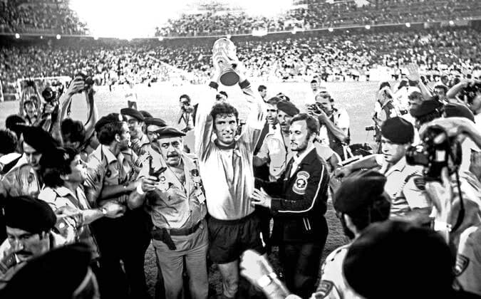 11 07 82 Italy Germany Spain, Madrid, 11 07 1982, Football, FIFA World Cup 1982 in Spain, Final, Italy FRG Germany DFB 3 1 Dino Zoff Italy with the Cup