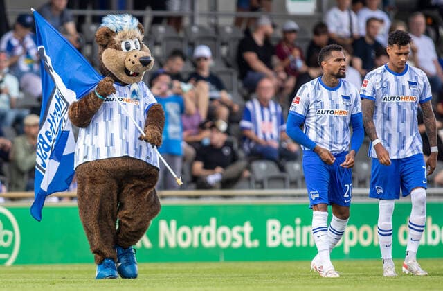 Berlin, 14 07 2021, football, test matches, Hertha BSC vs Hannover 96, amateur stadium at Olympiapark Berlins mascot Hertinho l r , Kevin Prince Boateng and Davie Selke run onto the pitch Hertha BSC Hannover 96