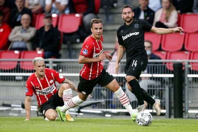 EINDHOVEN lr Philipp Max of PSV Eindhoven, Mario Gotze of PSV Eindhoven, Andrija Zivkovic of Paok FC during the friendly match between PSV Eindhoven and PAOK FC at Phillips stadium on July 14, 2021 in Eindhoven, Netherlands ANP JEROEN PUTMANS International Friendly 2021 2022 xVIxANPxSportx xxANPxIVx 433921150