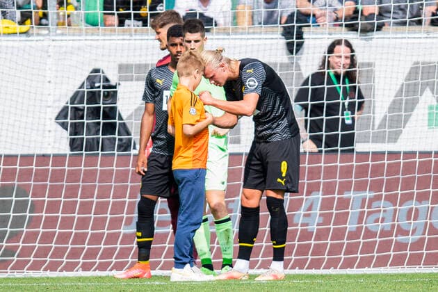 Football 1 Bundesliga, season 2021 2022, test match Borussia Dortmund Athletik Bilbao on 24 07 2021 at the kybunpark in St Gallen Switzerland Dortmunds Erling bride Haaland signs a childs jersey, which ran onto the pitch as a streaker Copyright: xKirchner-Mediax