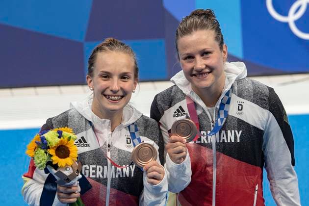 Lena HENTSCHEL GER, l and Tina PUNZEL GER, 3 place, bronze, bronze medal show their medals, award ceremony, flowers synchronized diving women, 3 m board, final on 25 07 2021 Olympic Summer Games 2020, from 23 07 08 2021 in Tokyo Japan