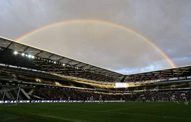 Bilder des Jahres 2021, Sport 07. Juli Sport Themen der Woche KW30 Sport Bilder des Tages Mandatory Credit: Photo by Michael Zemanek Shutterstock (12235379ba) A rainbow is seen during the match MK Dons v Tottenham Hotspur, Pre-season Friendly, Football, Stadium MK, Milton Keynes, UK - 28 July 2021 EDITORIAL USE ONLY No use with unauthorised audio, video, data, fixture lists, club league logos or live services. Online in-match use limited to 120 images, no video emulation. No use in betting, games or single club league player publications. MK Dons v Tottenham Hotspur, Pre-season Friendly, Football, Stadium MK, Milton Keynes, UK - 28 July 2021 EDITORIAL USE ONLY No use with unauthorised audio, video, data, fixture lists, club league logos or live services. Online in-match use limited to 120 images, no video emulation. No use in betting, games or single club league player publications. Copyright: xMichaelxZemanek Shutterstockx 12235379ba