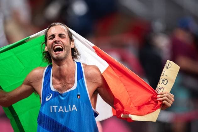 210801 Gianmarco Tamberi of Italy celebrates with his old cast after competing in mens high jump during day 9 of the Tokyo 2020 Olympic Games on August 1, 2021 in Tokyo Photo Joel Marklund BILDBYRAN kod JM JM0181 bbeng athletics athletics athletics olympic games olympics os ol olympic games olympic games tokyo2020 tokyo 2020 tokyo os tokyo ol cheers,  Copyright: JOELxMARKLUND BB210801JM113