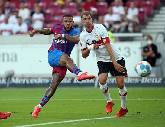 V li Memphis Depay Barca , Pascal Stenzel VfB Sport Football 1 Bundelsiga season 21 22 VfB Stuttgart FC Barcelona, test match 31 07 2021