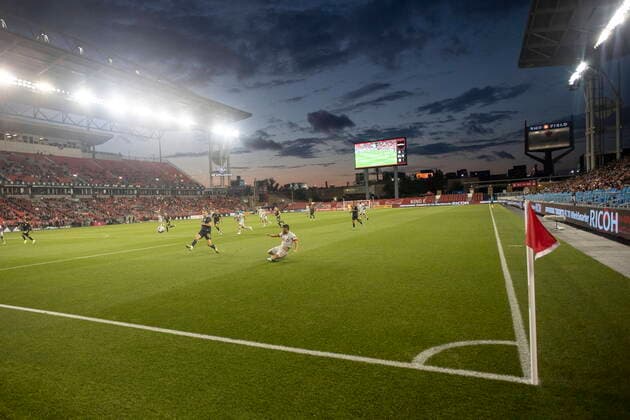 August 1, 2021, Toronto, on, Canada: Toronto FC s Jonathan Osorio crosses the ball into the box as fans watch under the lights of BMO Field during second half MLS, Fussball Herren, USA action against, Nashville SC in Toronto on Sunday, August 1, 2021. Canada News - August 1, 2021 - ZUMAc35_ 20210801_zaf_c35_176 Copyright: xChrisxYoungx