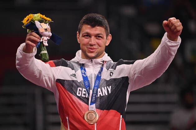 victory ceremony, Denis Maksymilian KUDLA GER , 3 place, bronze medal, bronce medalist, bronze medalist, cheers, joy, cheers, wrestling, MGR 87kg men, wrestling men on 04 08 2021, Makuhari Exhibition Hall A Summer Olympics 2020, from 23 07 08 2021 in Tokyo Japan