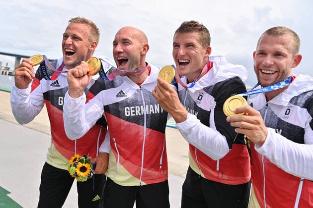 victory ceremony, Max RENDSCHMIDT GER Ronald RAUHE GER Tom LIEBSCHER GER Max LEMKE GER , winner, winner, Olympic Champion, 1 place, Gold Medal, Gold Medallist, Olympic Champion, Gold Medalist cheering, joy, enthusiasm, Canoe Sprint, Canoe Sprint, Men s Kayak Four, 500m Men Kayak Four, MK4 Sea Forest Waterway, on 07 08 2021 Summer Olympics 2020, from 23 07 08 2021 in Tokyo Japan