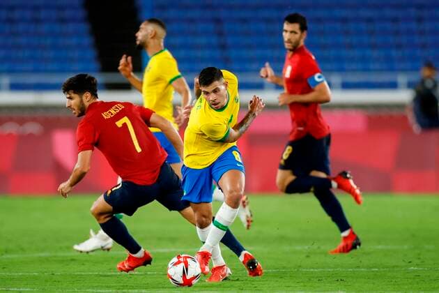 Spain s Marco Asensio (L) in action against Brazil s Bruno Guimaraes (R) during the men s soccer match between Brazil and Spain during the 2020 Olympic Games, Olympische Spiele, Olympia, OS at International Stadium Yokohama in Yokohama, Japan, 07 August 2021. 2020 Olympic Games - Soccer: Brazil vs. Spain !ACHTUNG: NUR REDAKTIONELLE NUTZUNG!  Copyright: xALBERTOxESTEVEZx EVE9332 20210807-5c32eec40243701c6655dc75624a30d51a683fbe
