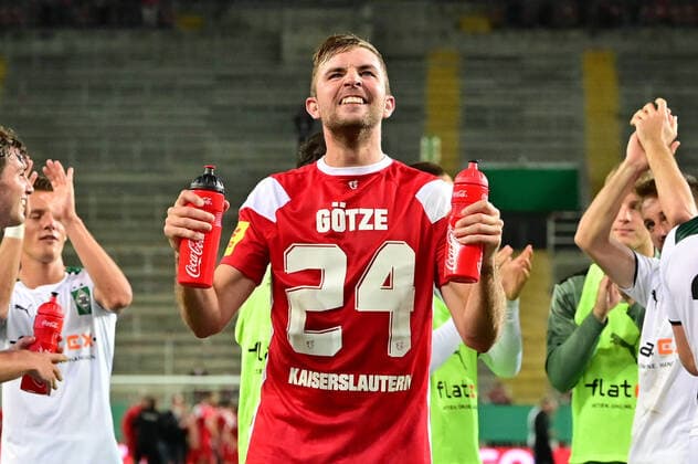 Football DFB Pokal 1 Runde 1 FC Kaiserslautern Borussia Mönchengladbach am 09 08 2021 im Fritz Walter Stadion in Kaiserslautern Christoph Kramer Mönchengladbach DFB regulations prohibit any use of photographs as image sequences and or quasi video xMNx