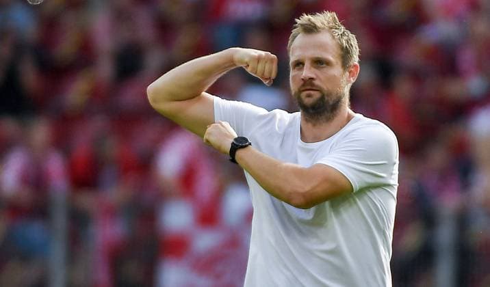 15 08 2021, xpsx, football 1 Bundesliga, 1 FSV Mainz 05 RB Leipzig v l jubel nach dem Sieg coach Bo Svensson FSV Mainz 05 DFL DFB REGULATIONS PROHIBIT ANY USE OF PHOTOGRAPHS as IMAGE SEQUENCES and or QUASI VIDEO emspor Mainz