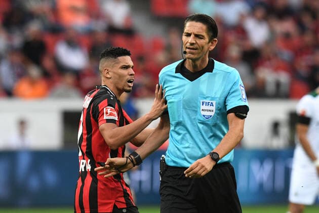 Paulinho Bayer 04 Leverkusen angry with referee Deniz Aytekin 20 08 2021, Football, 1 Bundesliga, Bayer 04 Leverkusen vs Borussia Moenchengladbach DFL REGULATES PROHIBIT ANY USE OF PHOTOGRAPHS AS IMAGE SEQUENCES AND OR QUASI VIDEO 20 08 2021, Football, 1 Bundesliga, Bayer 04 Leverkusen vs Borussia Moenchengladbach Leverkusen Copyright: xEibner-Pressefotox