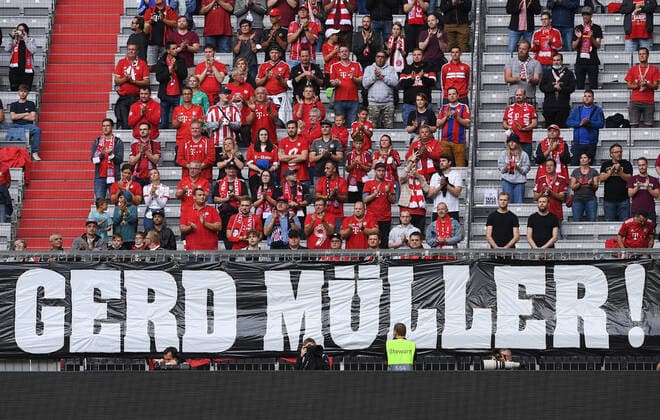 Football 1 Bundesliga Season 2021 2022 2 Matchday FC Bayern Muenchen 1 FC Koeln 22 08 2021 FC Bayern fans in the Suedkurve commemorate the late FC Bayern legend Gerd Mueller with a block flag